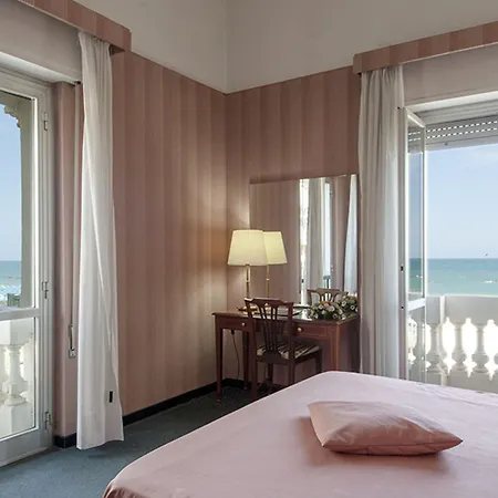 فندق Esplanade 4*