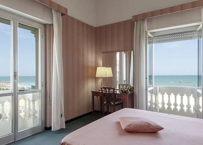 Отель Esplanade 4*