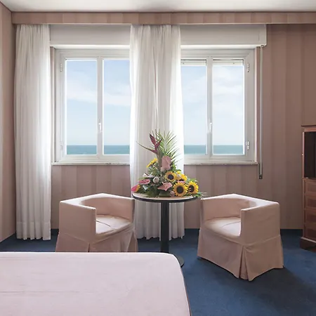 Ξενοδοχείο Esplanade 4*