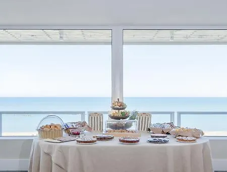 מלון Esplanade 4*